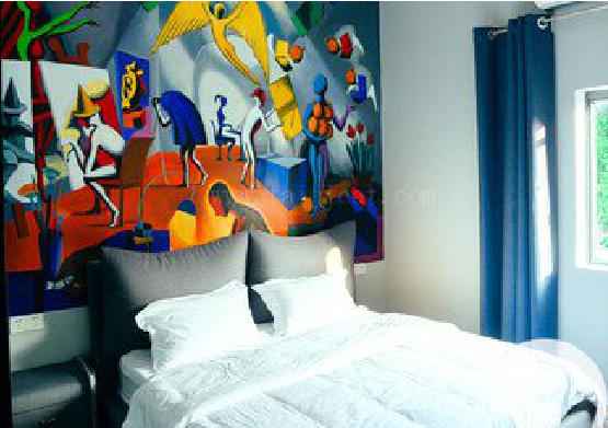 沿河对于酒店的墙体彩绘而言更注重哪些方面？